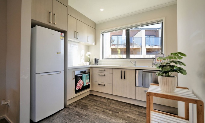 Hamilton House | Two-bedroom House with Jacuzzi at Rototuna!