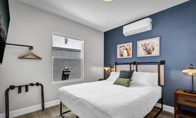 Vista Apartment | Two Bedroom-Queen in Master. Heart of Downtown Vista