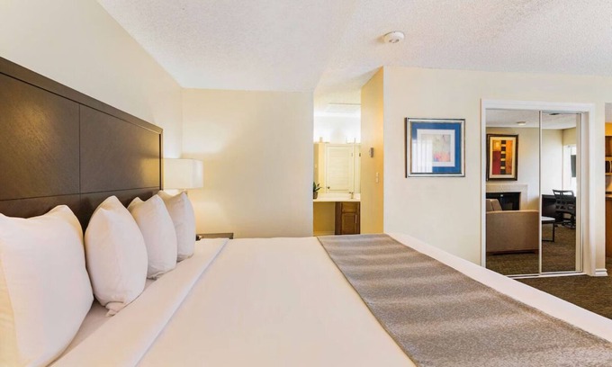 Biggs Field Hotel | Two-Bedroom Suite – Full Kitchen, Outdoor Pool & Breakfast