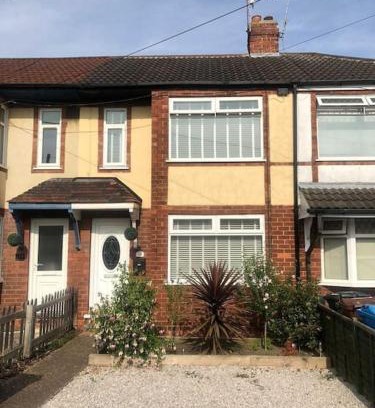 Hull House | Two bedroom terrace house with parking