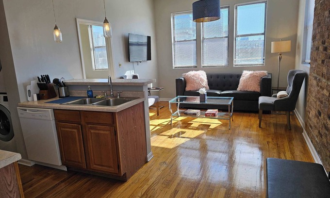 West Town Apartment | Two Bedroom West Loop