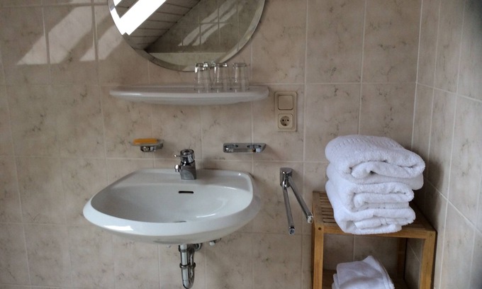 Kindsbach House | Two-bedroom with brand new kitchen and free parking within the premises.