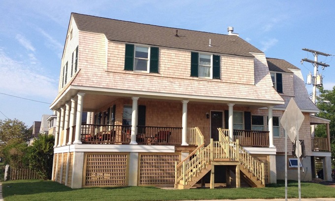 Avon House | Two blocks from the beach, a timeless "Bay Header" close to the downtown shops