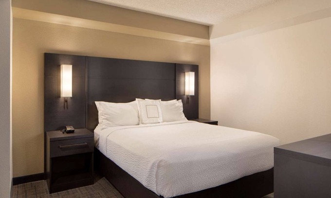 Raisin Hotel | Two Budget Wise Stay Perfect for Getaway, Outdoor Pool Access w/Free Breakfast