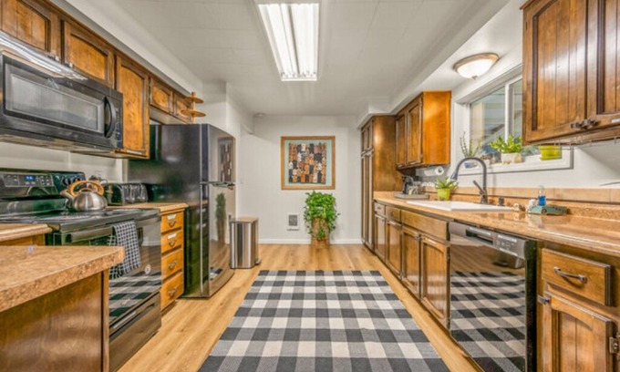 Sherwood - Tualatin North Cottage | Two Colorful Suites incl. with Sauna and BBQ - Unique Northwest Vacation Rentals