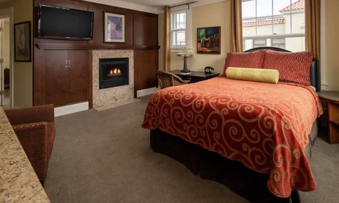 Astoria Hotel | Two Comfortable Downtown Suites w/City Views | Fireplace Access