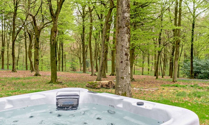 Brimpsfield Cottage | Two dog friendly holiday properties with hot tub - Keepers Homes