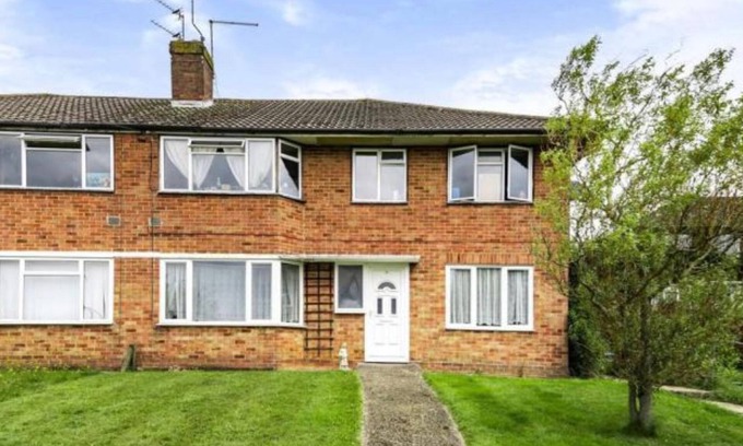 Farnham Apartment | Two Double Bedroom Maisonette with garden