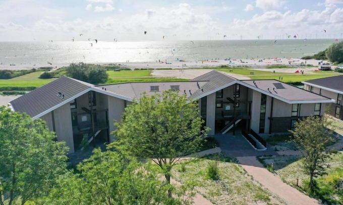 Workum Apartment | Two floors, four bedrooms, a sauna, and views over the IJsselmeer. Ideal for large families or groups of friends.
