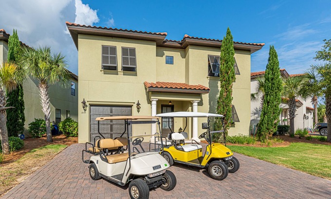 Villa Lago House | Two Golf Carts ~ Near Pool ~ Family Friendly