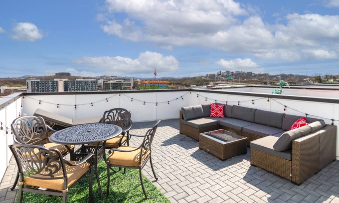 Nashville Villa | Two Gorgeous Houses🌟8 Ensuite🌟20 Beds🌟Downtown Views🌟Game Rooms🌟Parking