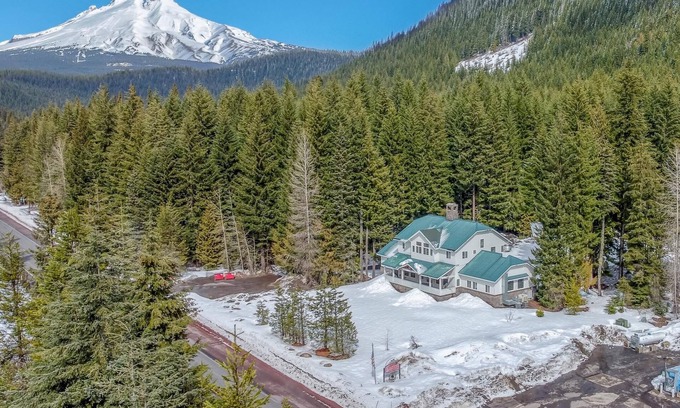 Government Camp Cabin | Two Government Camp Lodge's Hot Tubs, Room for the Whole Family!