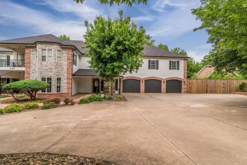 Fayetteville House | Two houses 7 bedrooms 3 King beds 7400 sq ft