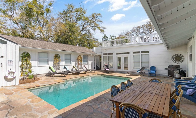 East Beach House | Two Houses together! East Beach, 6 bedrooms and Pool Big Family Ready