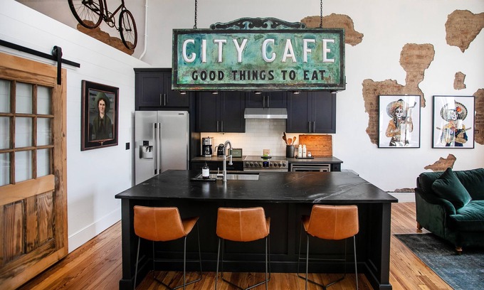 Downtown Apartment | Two Lanes Guesthouse - Historic Downtown Loft Apartment 45 miles S of Nashville