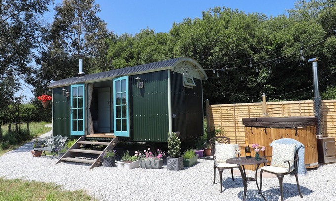Hittisleigh Cottage | TWO MOORS SHEPHERDS HUT, pet friendly, with hot tub in Hittisleigh