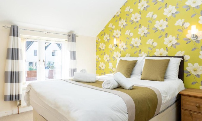 Brockworth House | Two Pound Cottage by Cliftonvalley Apartments