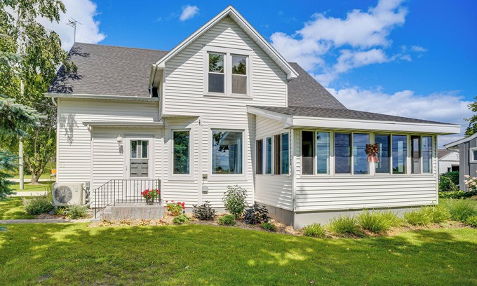 Two Rivers House | Two Rivers ‘Thiede House’ - Walk to Lake Michigan!