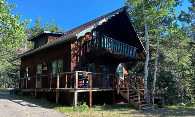 Lyons Cabin | Two story cabin located in Peaceful Valley, close to national parks.