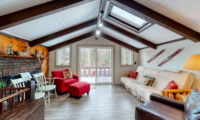 Bartlett House | Two-story home w/guest suite, gas grill, & private washer/dryer - Dogs okay