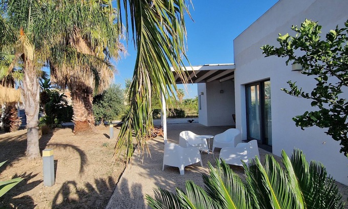 Contrada Fiori Sud Villa | Two-story villa with garden a stone's throw from the sea