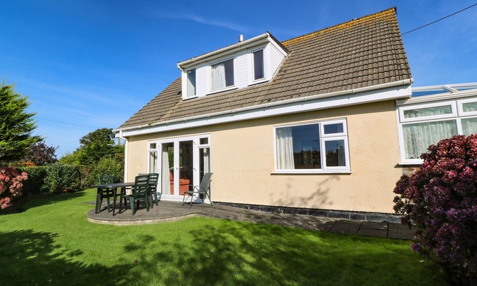 Rosudgeon Cottage | TWO THREES, family friendly, with a garden in Rosudgeon