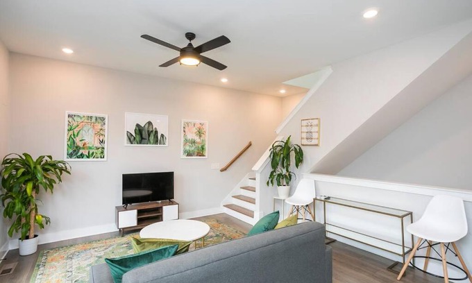 Nashville House | Two Townhome Combo w Parking 12 min to DT