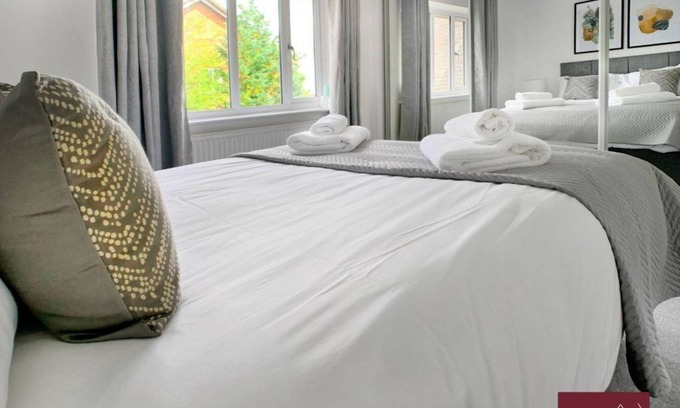 Henley House | Twyford - Modern 2 Bedroom House - With Garden