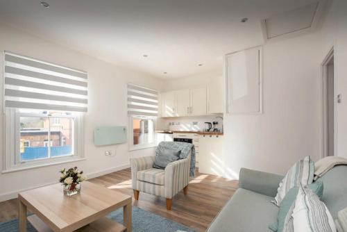 Twyford Apartment | Twyford station Elizabeth line is 2 min walk away - Perfect for Stanlake Park - please read host info