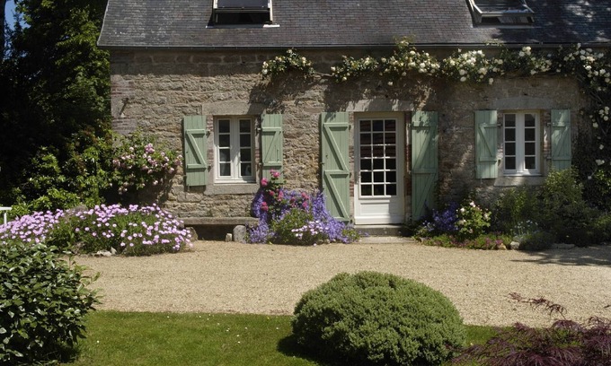 Le Cloitre-Saint-Thegonnec Cottage | Ty Ar Pennduig - Lovely restored stone cottage set in peaceful countryside