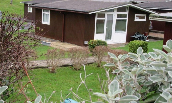 Mumbles Ski Chalet | Ty Bae House, Chalet 25, Summercliffe Chalet Park, Caswell Bay, Mumbles, Swansea