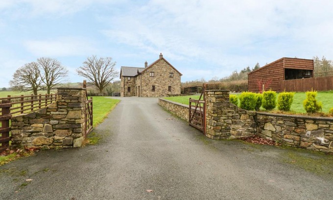 Caersws House | Ty Berllan