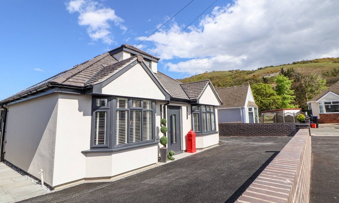 Meliden Cottage | TY BLODAU, pet friendly, with hot tub in Prestatyn