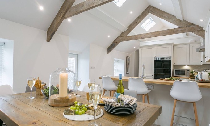 Pentraeth Cottage | Ty Capel - a dog that sleeps 8 guests in 4 bedrooms