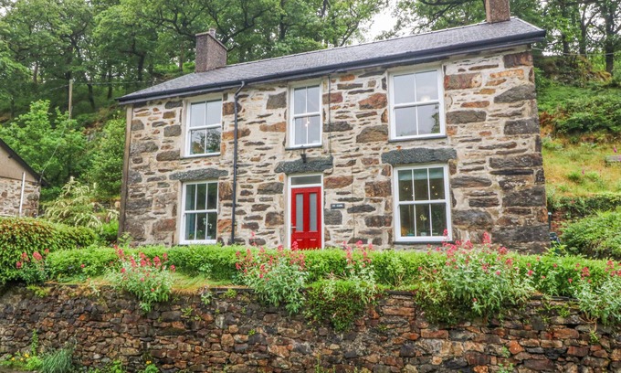 Beddgelert Cottage | TY CAPEL BETHANIA, pet friendly, with open fire in Nant Gwynant