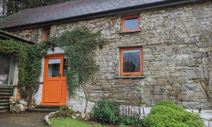 Llanybydder Cottage | TY CEFFYLAU, pet friendly, character holiday cottage in Llanybydder
