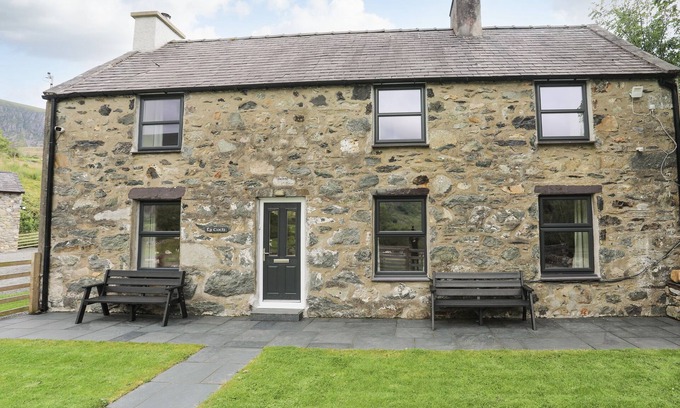 Caernarfon House | TY COCH, family friendly, character holiday cottage in Caernarfon