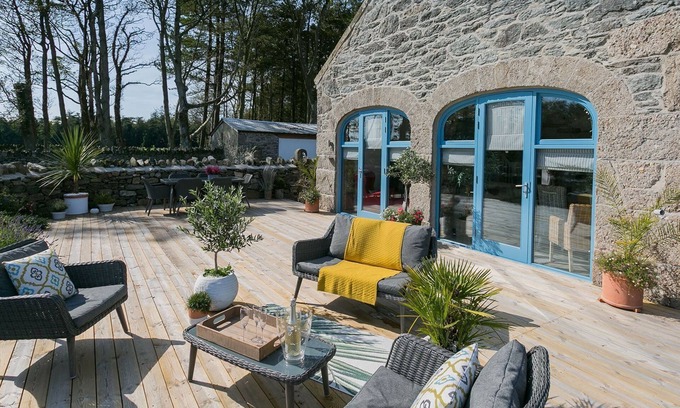 Llanddaniel Fab Apartment | Ty Coets - a ground floor bedroom that sleeps 7 guests in 3 bedrooms