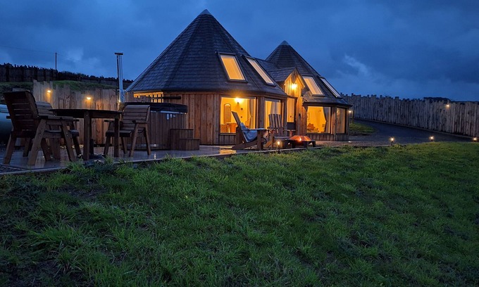 Cribyn Cottage | TY CRWN - THE ROUNDHOUSE, pet friendly, with hot tub in Lampeter