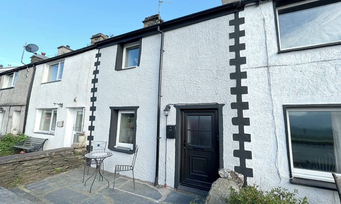 Ffestiniog Cottage | TY DYFFRYN, pet friendly, with open fire in Llan Ffestiniog