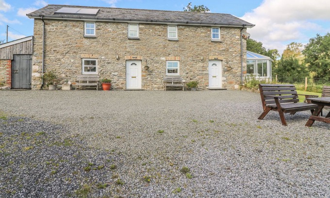 Pencader Cottage | TY FFERM, family friendly, with a garden in Llanllwni