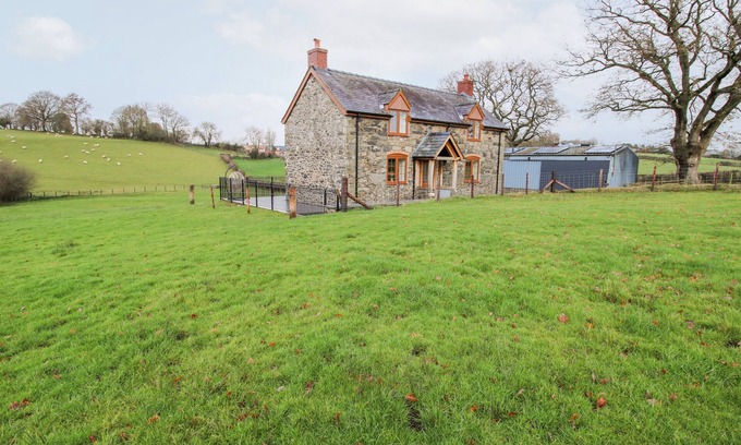 Llangyniew Cottage | TY GWYN, pet friendly, with hot tub in Llanfair Caereinion