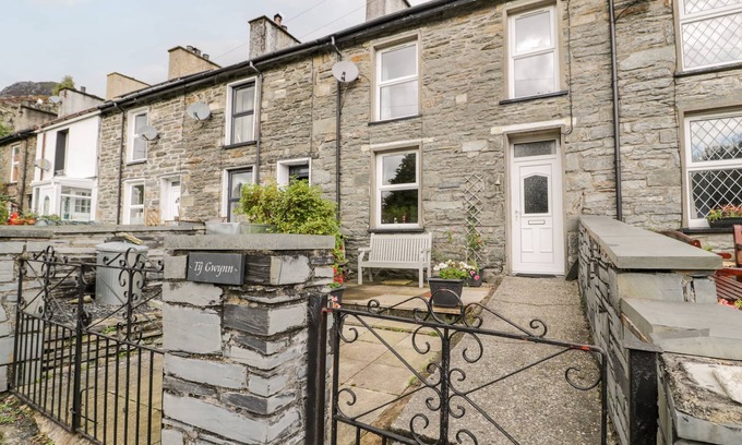 Tanygrisiau Cottage | TY GWYNN, pet friendly, character holiday cottage in Tanygrisiau