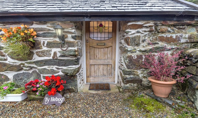 Beddgelert House | Ty Hebog: Cosy 17th Century Barn with Log Burner