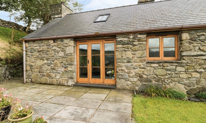 Penrhyndeudraeth Cottage | TY HIR, family friendly, with open fire in Penrhyndeudraeth