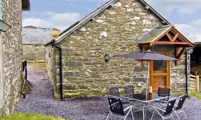 Capel Garmon Cottage | TY ISAF PENRHYDDION, pet friendly, with a garden in Betws-Y-Coed