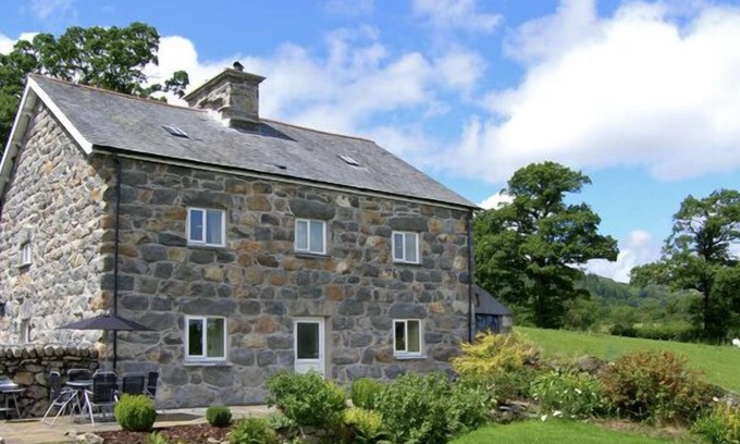 Llanuwchllyn Cottage | TY MAWR COTTAGE, family friendly, with hot tub in Llanuwchllyn