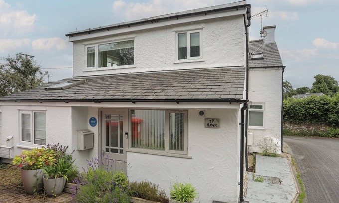Menai Bridge Cottage | TY MAWR, pet friendly, with a garden in Llandegfan