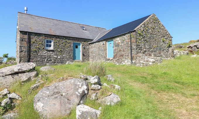 Newport House | TY MELLEN, pet friendly, character holiday cottage in Dinas Cross
