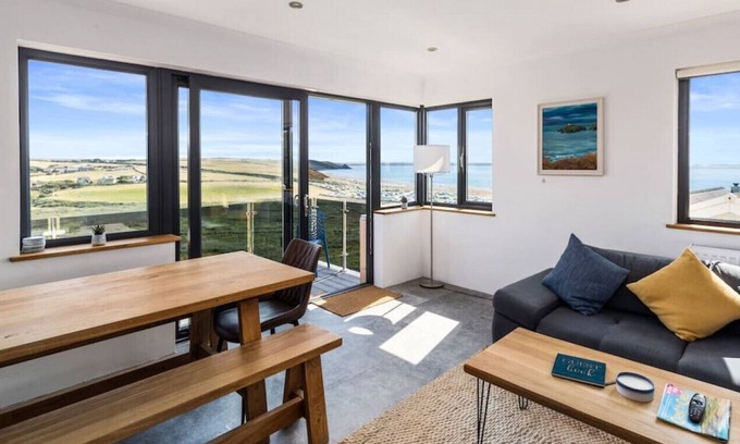 Penycwm House | Ty Melyn Full House · Stunning Beach House for 10 with Hot Tub & Parking